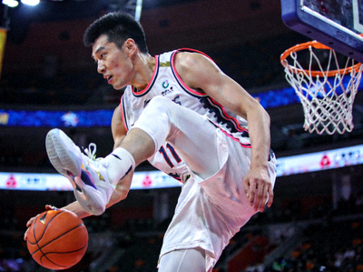 CBA球星在比赛中突破上篮的精彩瞬间特写