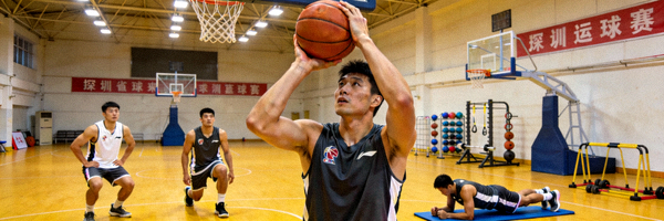 CBA球员在训练馆进行投篮和体能训练