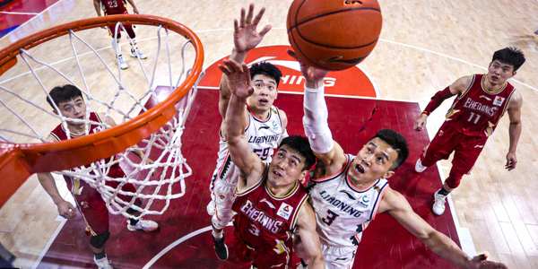 CBA总决赛辽宁本钢与浙江稠州银行球员争抢篮板