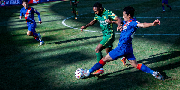 中超联赛北京国安与上海申花球员中场拼抢镜头