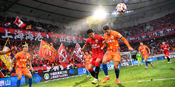 中超联赛上海海港对阵山东泰山的激烈比赛现场